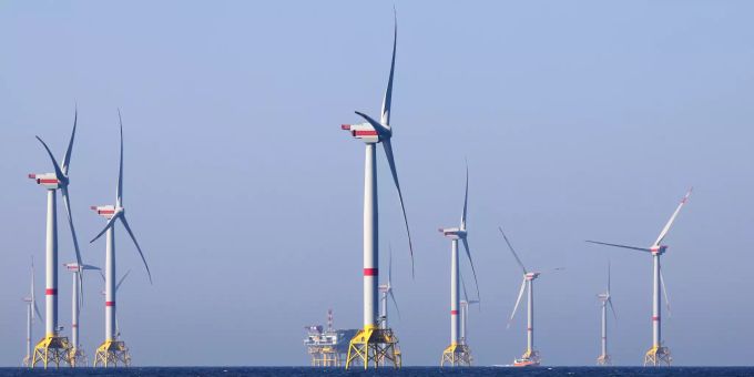Windräder des Windparks Iberdrola «Wikinger» in der Ostsee vor Rügen drehen sich. (Symbolbild) Gamesa Windpark Tornado