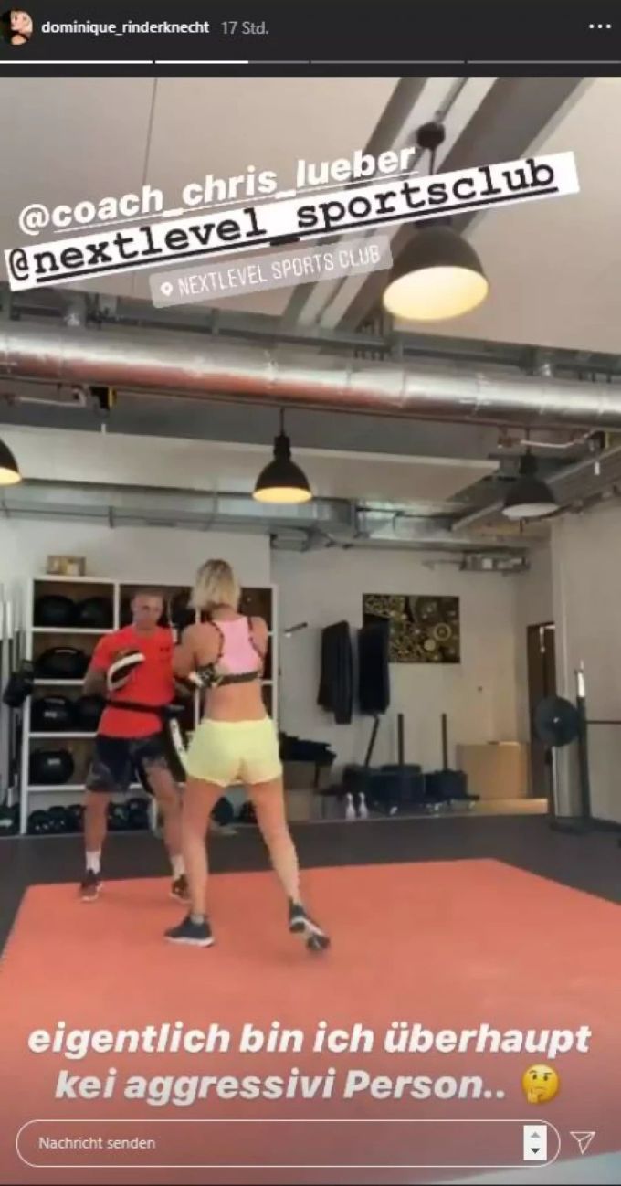 Die zierliche Blondine prügelt auf ihren Trainer ein. dominique