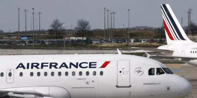 Flugzeuge der französischen Airline Air France stehen auf dem Rollfeld des Flughafens Paris Charles de Gaulle. Foto: Christophe Ena/AP/dpa Flugzeuge der französischen Airline Air France stehen auf dem Rollfeld des Flughafens Paris Charles de Gaulle. Foto: Christophe Ena/AP/dpa