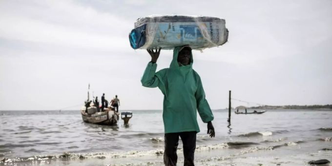 Fischer im Senegal mit für den Export gedachtem Fang Fischer im Senegal mit für den Export gedachtem Fang