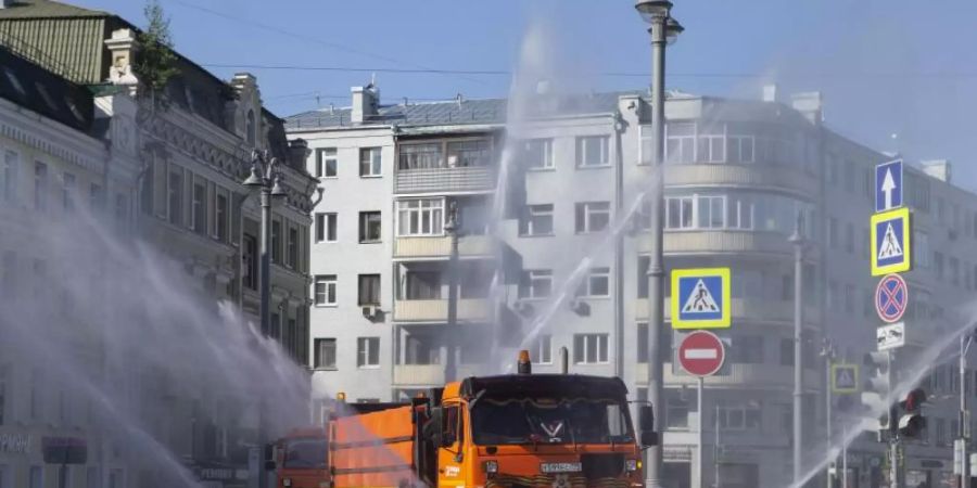 Ein Einsatzfahrzeug versprüht im Zentrum Moskaus grossflächig Desinfektionsmittel. Foto: Alexander Zemlianichenko Jr/XinHua/dpa