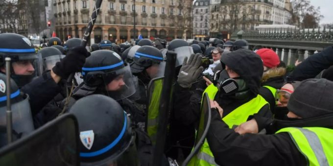 Polizisten gegen «Gelbwesten» bei einer Pariser Demo 2019 Polizisten gegen «Gelbwesten» bei einer Pariser Demo 2019