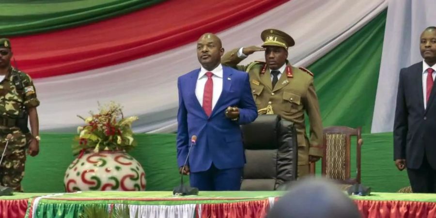 Burundis scheidender Staatschef Pierre Nkurunziza (M) ist überraschend verstorben. Laut Regierung habe er einen Herzstillstand erlitten. Foto: Gildas Ngingo/AP/dpa