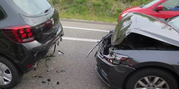 Auffahrkollision zwischen zwei Personenwagen