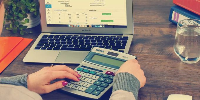 Berechnen und rational spenden ist die gewählte Methode einer effektiven Altruistin. Effektiver Altruismus spenden