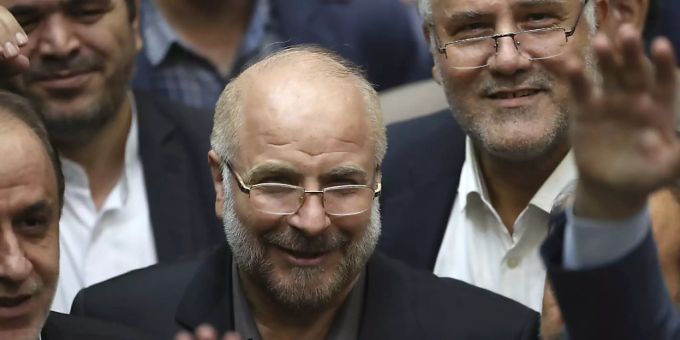 Mohammad Bagher Ghalibaf (M), ehemaliger Polizeichef und Bürgermeister von Teheran, nach seiner Wahl zum iranischen Parlamentspräsidenten. Foto: Vahid Salemi/AP/dpa Mohammad Bagher Ghalibaf (M), ehemaliger Polizeichef und Bürgermeister von Teheran, nach seiner Wahl zum iranischen Parlamentspräsidenten. Foto: Vahid Salemi/AP/dpa