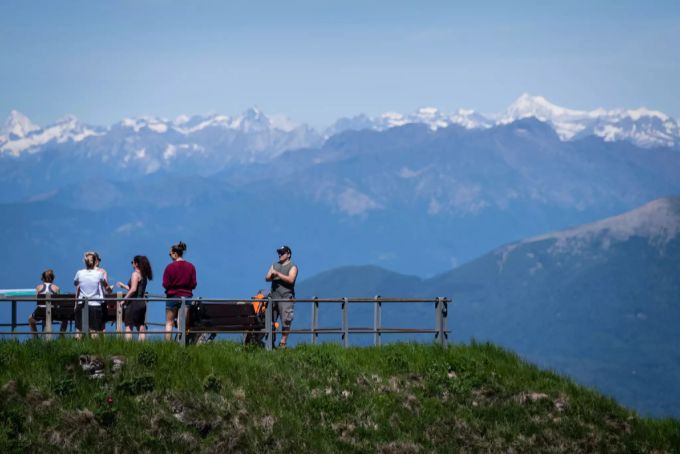Ausflügler und Wanderer auf dem Südtessiner Berg und beliebten Ausflugsort Monte Generoso, aufgenommen am Sonntag, 24. Mai 2020. Wetter