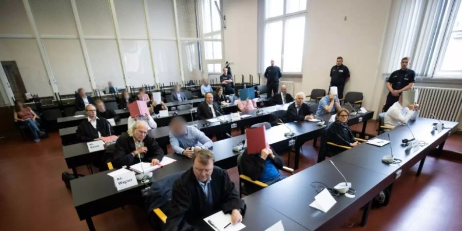 Die Angeklagten und ihre Verteidiger vor der Urteilsverkündung