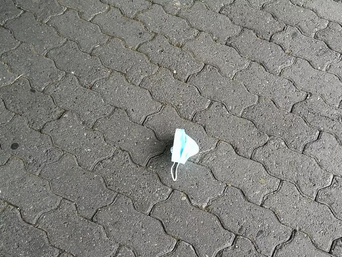 Eine gebrauchte Schutzmaske auf dem Boden der Bernstrasse. Eine gebrauchte Schutzmaske auf dem Boden der Bernstrasse.