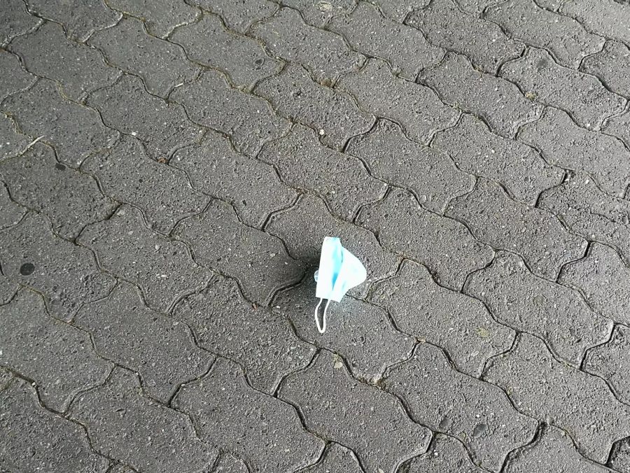 Eine gebrauchte Schutzmaske auf dem Boden der Bernstrasse.