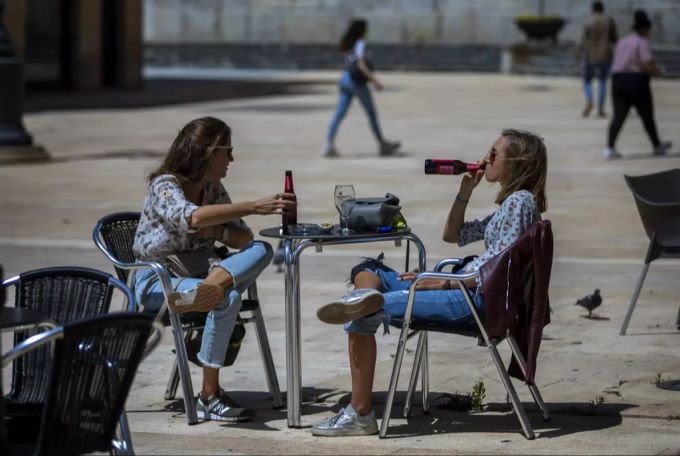 Seit Montag dürfen Restaurants und Bars wieder geöffnet haben. Trotz Coronavirus steht dem Feierabendbier also nichts mehr im Weg. Coronavirus Bars