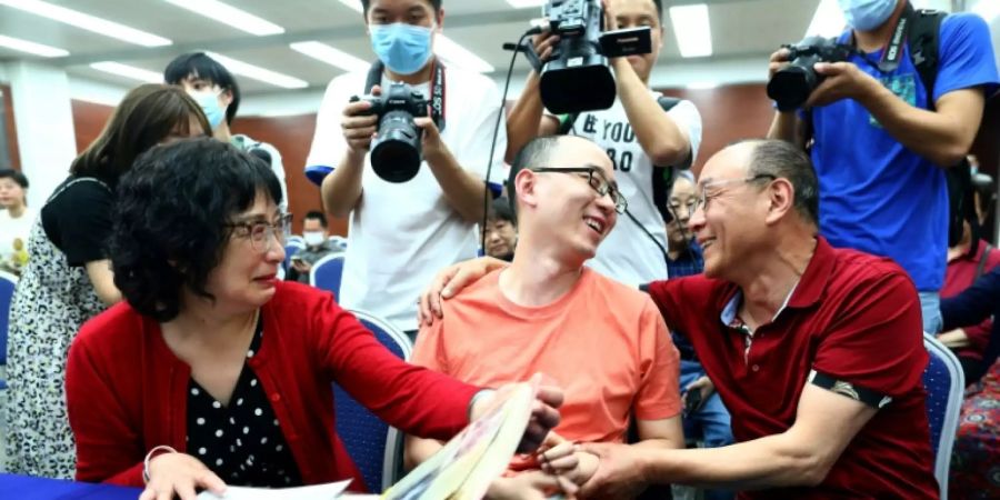 Mao Yin (M.) mit seinen leiblichen Eltern