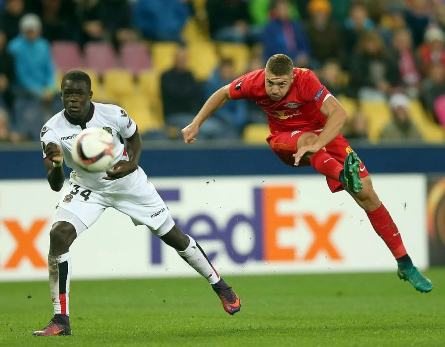 Nizzas Malang Sarr (l.) im Spiel gegen RB Salzburg.