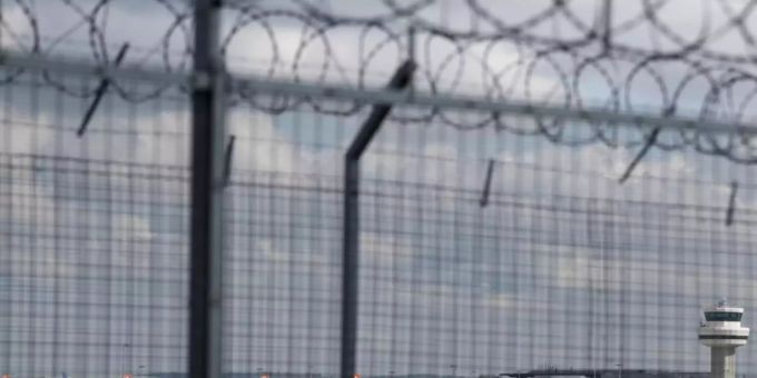 Passagierflugzeuge der Fluggesellschaft Easyjet stehen am Flughafen Gatwick in Sussex geparkt. Foto: Gareth Fuller/PA Wire/dpa Passagierflugzeuge der Fluggesellschaft Easyjet stehen am Flughafen Gatwick in Sussex geparkt. Foto: Gareth Fuller/PA Wire/dpa