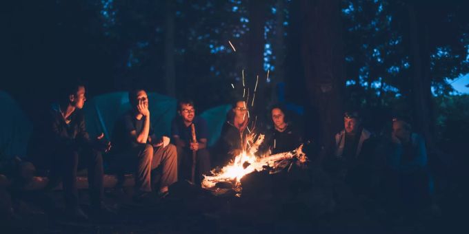Lagerfeuerromantik kann man auch in den Garten bringen. Feuer