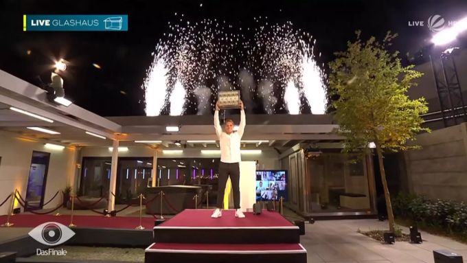 «Big Brother»: Cedric hebt stolz seine 100'000 Euro in die Luft. Big Brother
