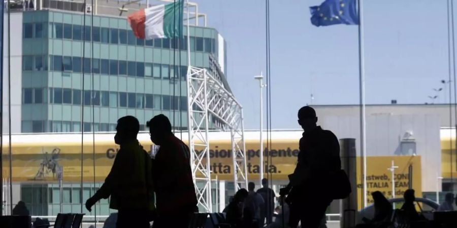Auf dem Flughafen Leonardo da Vinci in Rom treffen die ersten Urlauber ein. Der Flugverkehr wird allmählich wieder ausgebaut. Foto: Cecilia Fabiano/LaPresse via ZUMA Press/dpa