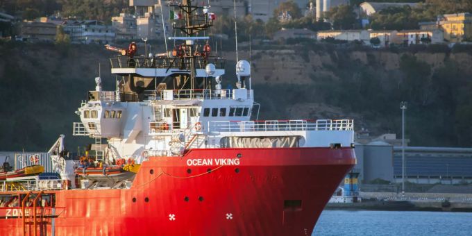 Das Rettungsschiff Ocean Viking lag lange Zeit im Hafen von Porto Empedocle vor Anker. (Archivbild) «Ocean Viking»