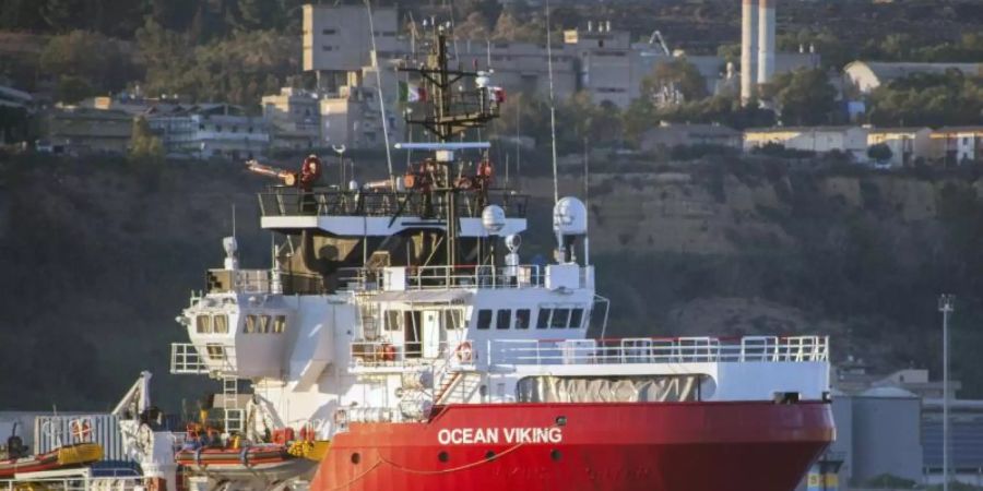 Das Rettungsschiff «Ocean Viking» liegt im Hafen von Porto Empedocle auf Sizilien vor Anker. Das Rettungsschiff der humanitären Gruppe SOS Mediterranee mit 180 Migranten, die tagelang an Bord gestrandet waren, hat endlich einen italienischen Hafen erreicht. Foto: Fabio Peonia/LaPresse/AP/dpa