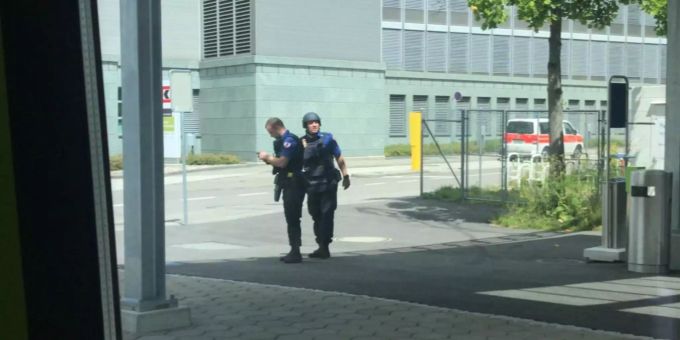 Ein bewaffneter Mann überfiel am Montagnachmittag in Köniz BE eine Bankfiliale. köniz raubüberfall