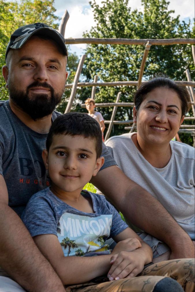 Resit und Hatun Eyibilen mit Sohn Harun warten auf den Auftritt ihrer Tochter