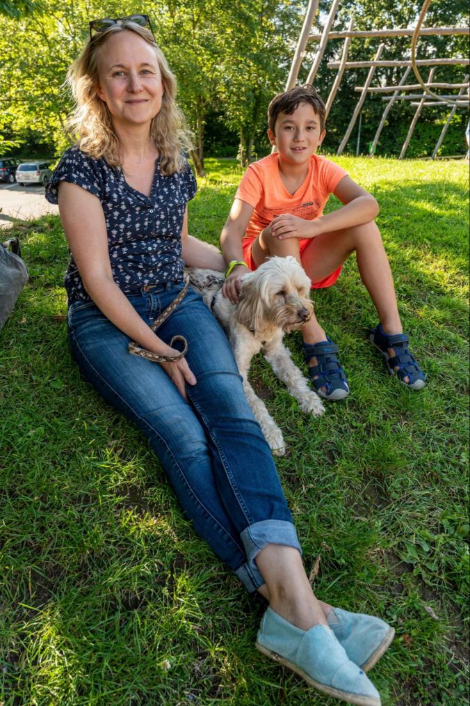 Aline und Elin Godinez mit Hund James