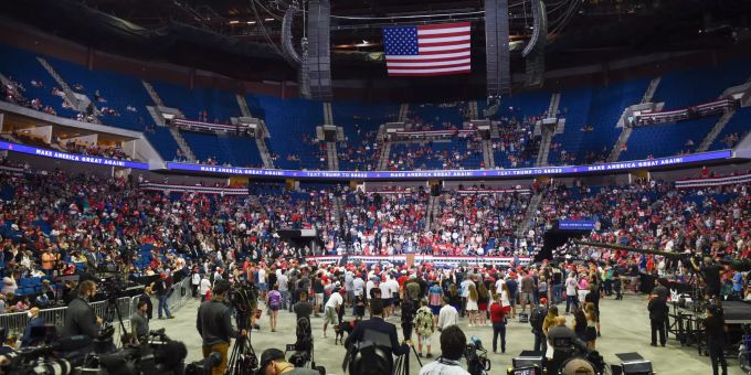 US-Präsident Donald J. Trump spricht bei einer Wahlkampveranstaltung in Tulsa, Oklahoma, in einer halbleeren Halle. Donald Trump