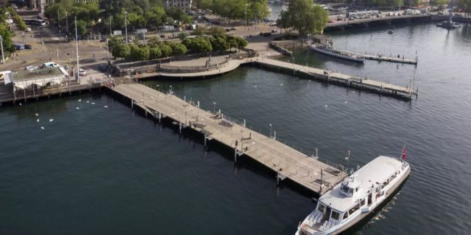 Die Schiffstation Bürkliplatz mit einem am Schiffsteg angelegten Kursschiff auf dem Zürichsee, am 25. Juni 2019 in Zürich. Bürkliplatz