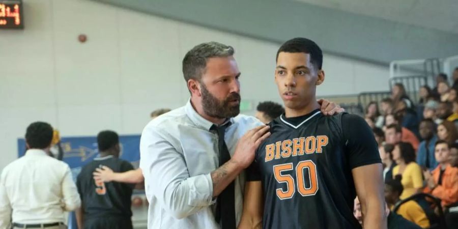 Trainer Jack (Ben Affleck) versucht, seinen Spieler Marcus (Melvin Gregg) zu motivieren. Foto: Richard Foreman/Warner Bros./dpa