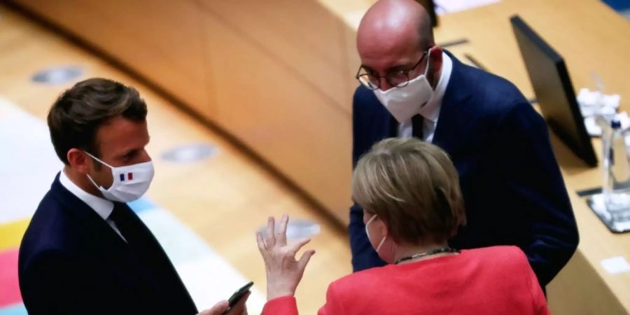 Emmanuel Macron (l.) mit Angela Merkel und Charles Michel