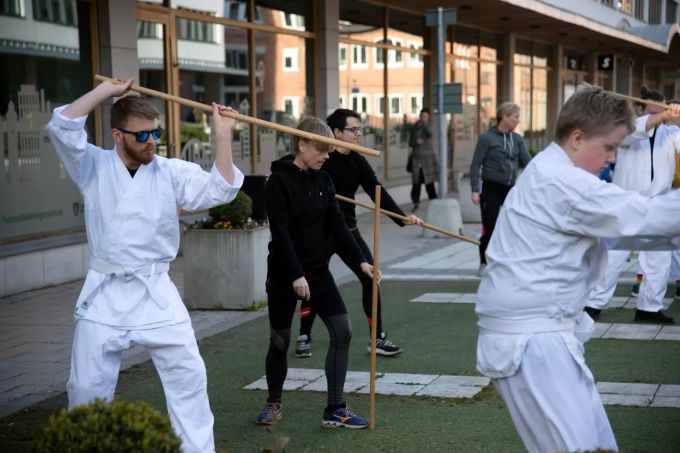 Menschen trainieren Aikido vor ihrem Sportverein. Während in grossen Teilen Europas die Menschen wegen der Coronavirus-Pandemie zu Hause bleiben müssen, dürfen sich die Schweden weiter zum Bier treffen, Sport treiben und zum Friseur gehen. Coronavirus - Schweden