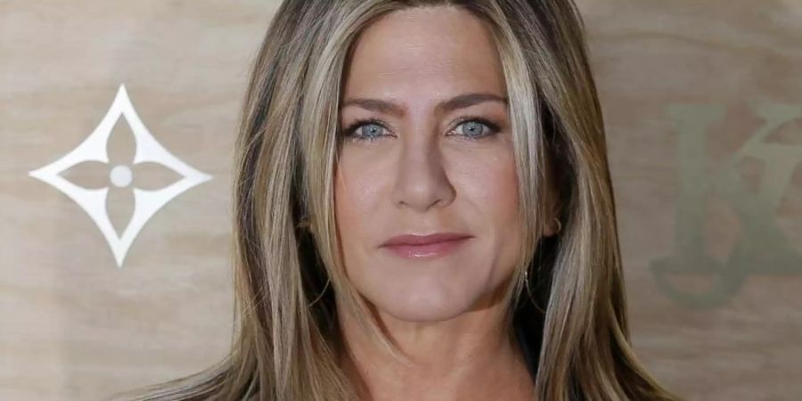 Jennifer Aniston kommt 2017 zu einem Dinner in den Louvre. Auch sie war Teil der Kult-Serie «Friends». Foto: Francois Mori/AP/dpa