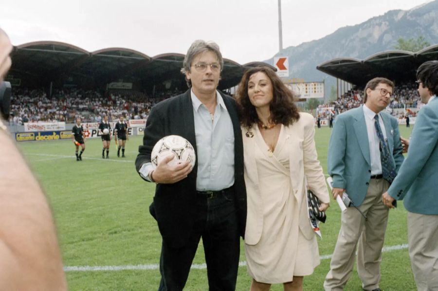 Alain Delon lässt sich von den Fans des FC Sion im Tourbillon feiern.