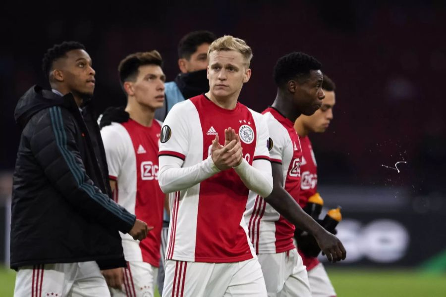 Ajax Amsterdam führte die Tabelle der Eredivisie an, Punktegleich mit AZ Alkmaar.