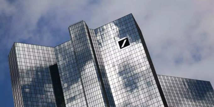 Auch die Deutsche Bank gehört zu den 16 Akteuren, die per Selbstverpflichtung ihre Angebote in Einklang mit den Zielen des Pariser Klimaabkommens ausrichten wollen. Foto: Arne Dedert/dpa Auch die Deutsche Bank gehört zu den 16 Akteuren, die per Selbstverpflichtung ihre Angebote in Einklang mit den Zielen des Pariser Klimaabkommens ausrichten wollen. Foto: Arne Dedert/dpa