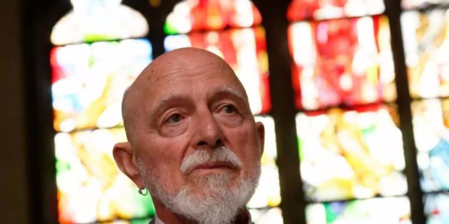 Der Künstler Markus Lüpertz in der Kirche St. Andreas vor einem von ihm gestalteten Fenster. Foto: Henning Kaiser/dpa