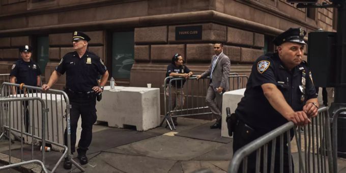 Die Polizisten in New York müssen mit einer Budgetkürzung klar kommen. polizei new york