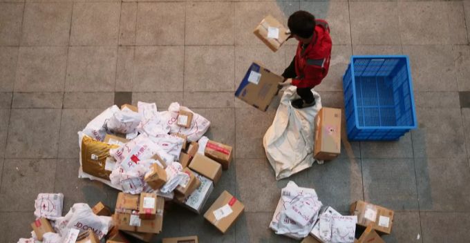 Ein Angestellter des Onlinehändlers JD.com bei der Arbeit. JD.com