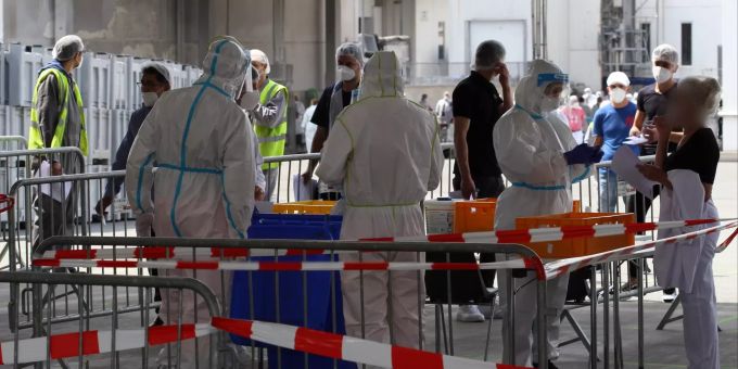 Soldaten der Bundeswehr stehen auf dem Betriebsgelände der Firma Tönnies und helfen bei einer Corona-Reihenuntersuchungen. Mehrere hundert Mitarbeiter des Betriebs hatten sich mit Covid-19 infiziert. Tönnies