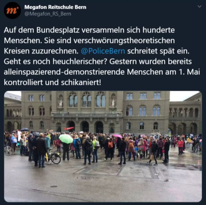 Menschen versammelten sich am Samstagnachmittag auf Bundesplatz in Bern, um gegen die Einschränkungen wegen des Coronavirus zu protestieren. Coronavirus Bundesplatz Protest