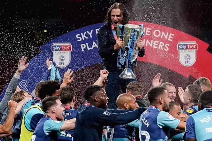 Trainer Gareth Ainsworth feiert den Aufstieg der Wycombe Wanderers. Wycombe Wanderers