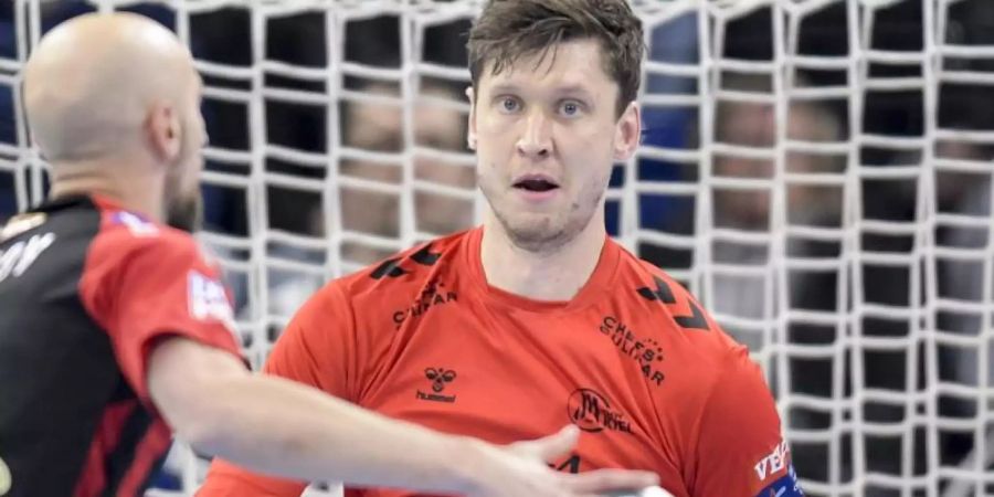 Wurde zum Welthandballer des Jahres 2019 gewählt: Torhüter Niklas Landin (r) vom THW Kiel. Foto: Axel Heimken/dpa