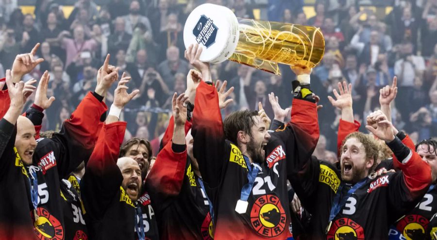 Die SCB-Spieler jubeln mit dem Meisterpokal. Ein Bild, das in den letzten Jahren allgegenwärtig war.