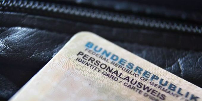 Ein deutscher Personalausweis ragt aus einer Geldbörse. Foto: Karl-Josef Hildenbrand/dpa/Symbolbild Ein deutscher Personalausweis ragt aus einer Geldbörse. Foto: Karl-Josef Hildenbrand/dpa/Symbolbild