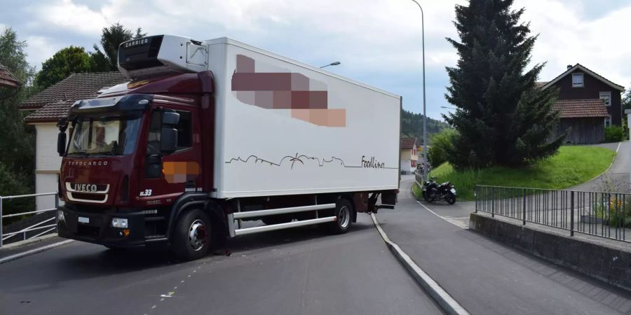 Kollision zwischen Motorrad und Lastwagen