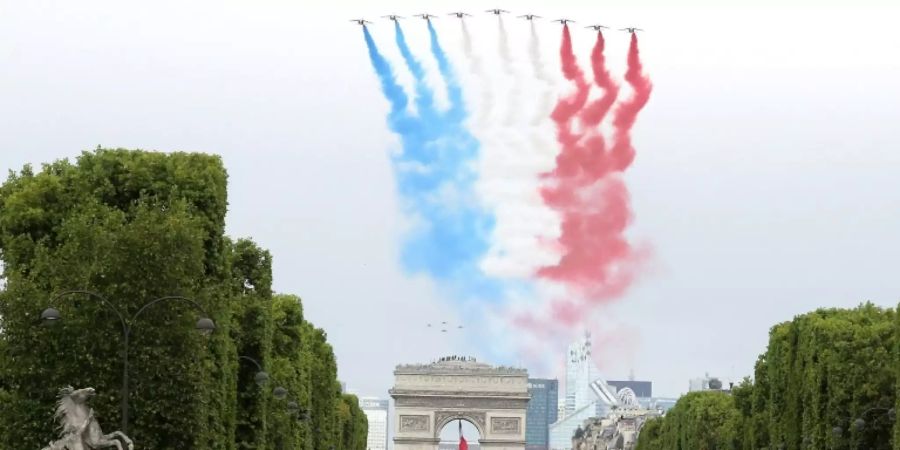 Flugschau über den menschenleeren Champs-Elysées