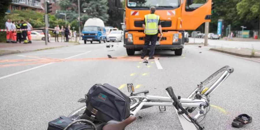Ein Fahrrad liegt nach einem Verkehrsunfall auf der Strasse. Foto: Daniel Bockwoldt/dpa