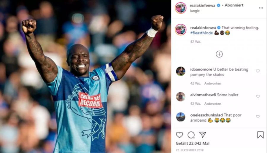 Adebayo Akinfenwa freut sich über einen Sieg.