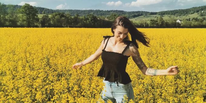 Stefania geniesst die freien Minuten in der Natur Frau im Rapsfeld