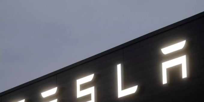 Während der globale Automarkt von der Corona-Krise ausgebremst wird, macht sich Tesla im Massenmarkt breit. Foto: Julian Stratenschulte/dpa Während der globale Automarkt von der Corona-Krise ausgebremst wird, macht sich Tesla im Massenmarkt breit. Foto: Julian Stratenschulte/dpa